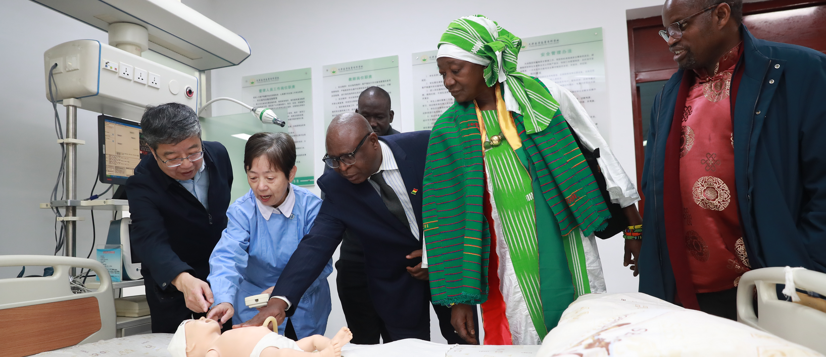 马里高等教育与科学研究部部长一行深入天津医学高等专科学校体验中医技术鲁班工坊